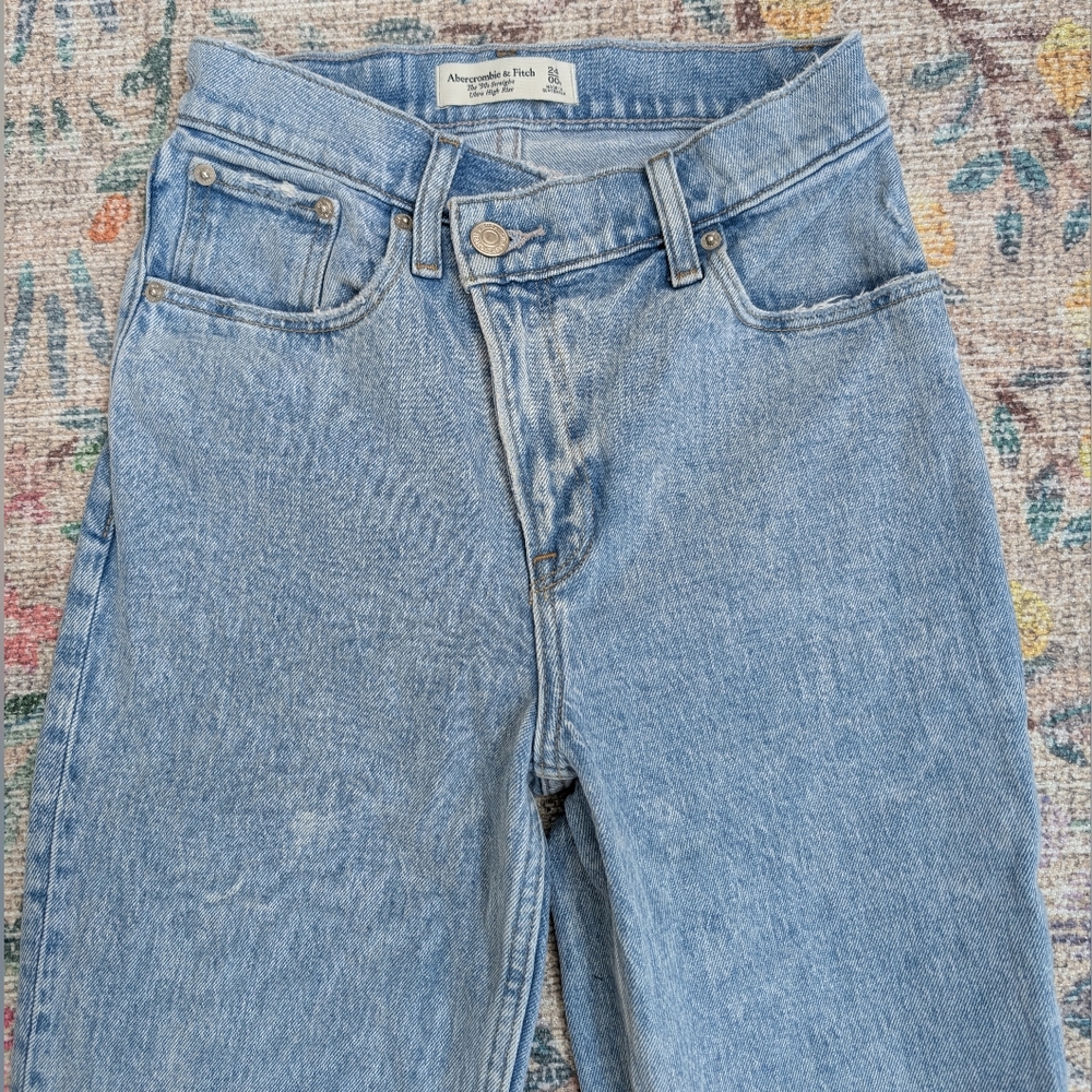 Abercrombie and Fitch Ultra High Rise 90s Straight Jean - Picture 6 of 10